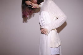 獨(dú)家設(shè)計(jì)女神超長(zhǎng)紗拼接毛衣長(zhǎng)袖飄逸連衣裙 秋冬季的優(yōu)雅之選